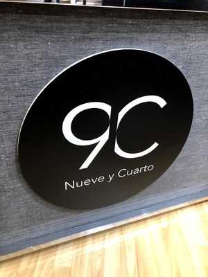 Logo circular de 9 y Cuarto